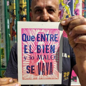 POSTAL QUE ENTRE EL BIEN Y LO MALO SE VAYA ROJA CON AZUL